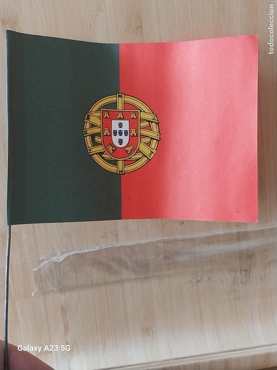 Vintage: ANTIGUA BANDERA PORTUGAL PAPEL M&Aacute;STIL METALICO 11X7.6CMS ORIGINAL VINTAGE *