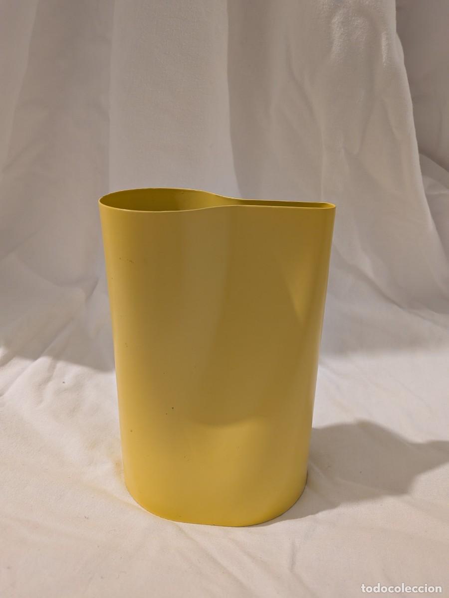 Vintage: Jarra o recipiente amarillo con pico vertedor, dise&ntilde;o de l&iacute;neas simples