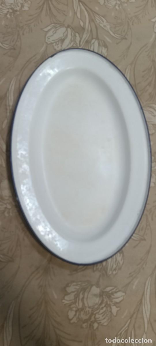 Vintage: BANDEJA / FUENTE OVALADA VINTAGE EN ACERO ESMALTADO BLANCO Y AZUL - KOCKUMS SWEDEN (35x22 CM)