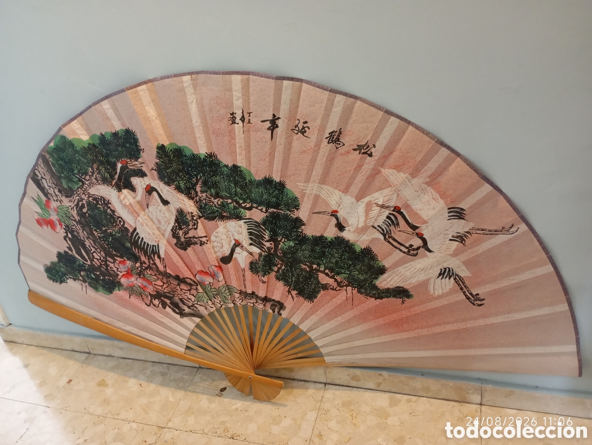 Vintage: Exquisitely hand painted vintage Chinese Fan
