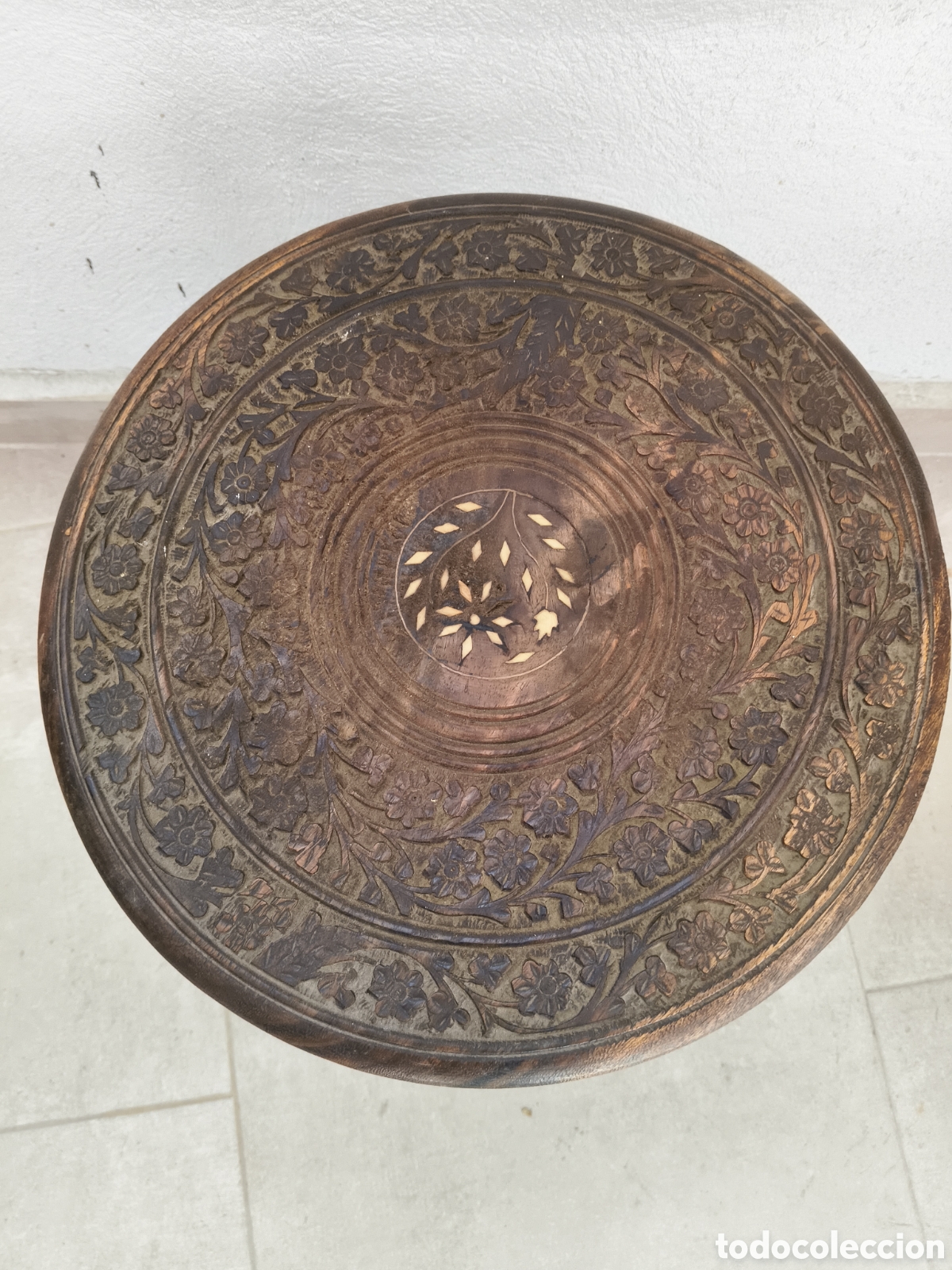 Vintage: Bonita mesa tallada de estilo &eacute;tnico en madera y hueso, India mediados del XX