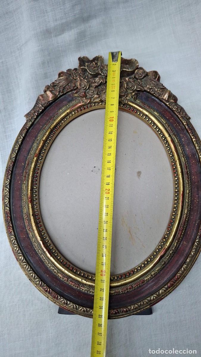 Vintage: Elegante portafotos antiguo / vintage ovalado de est&eacute;tica cl&aacute;sica / neocl&aacute;sica. Destaca por su espec