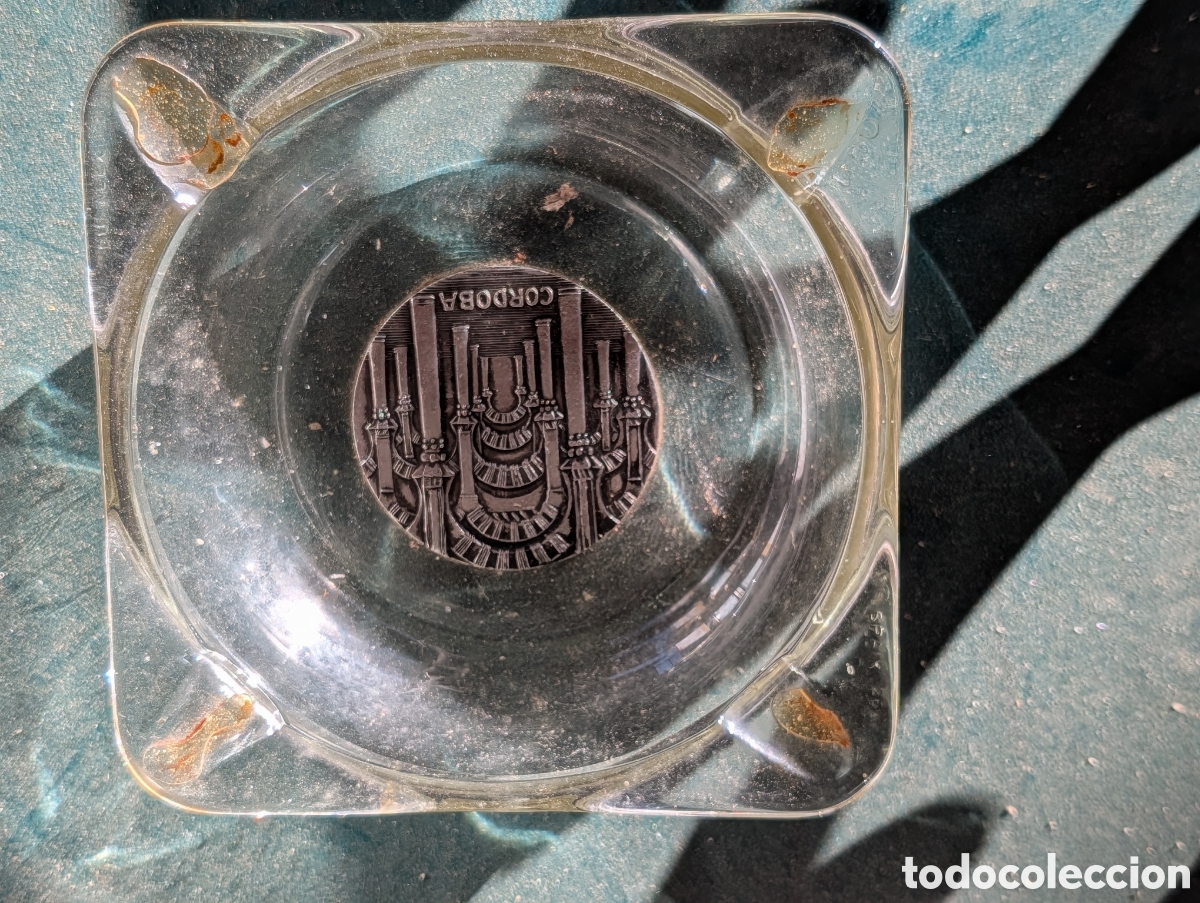 Vintage: Cenicero Vintage de Cristal con Medall&oacute;n Met&aacute;lico (C&oacute;rdoba)