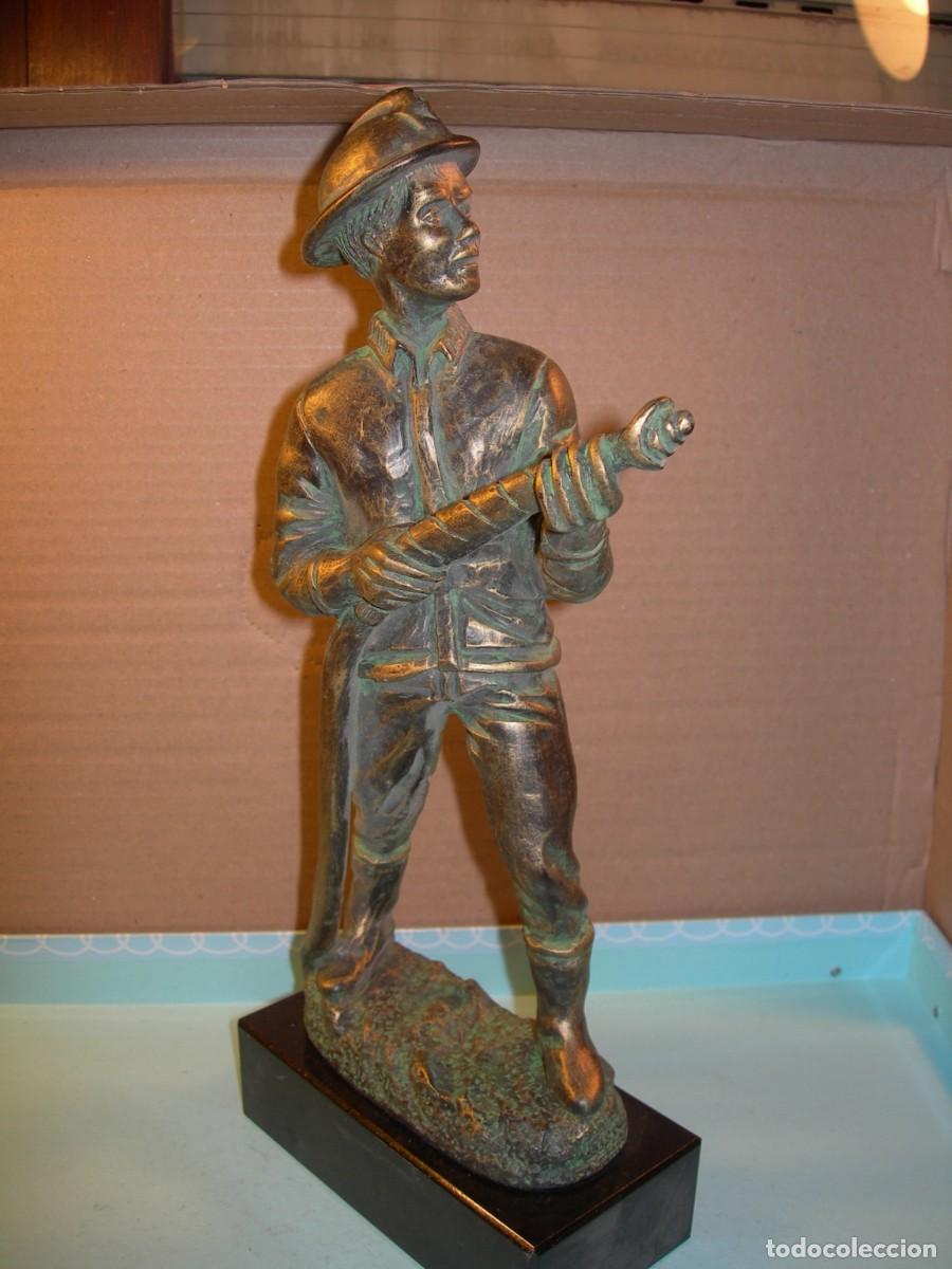 Vintage: ESCULTURA DE BOMBERO / FIGURA DECORATIVA