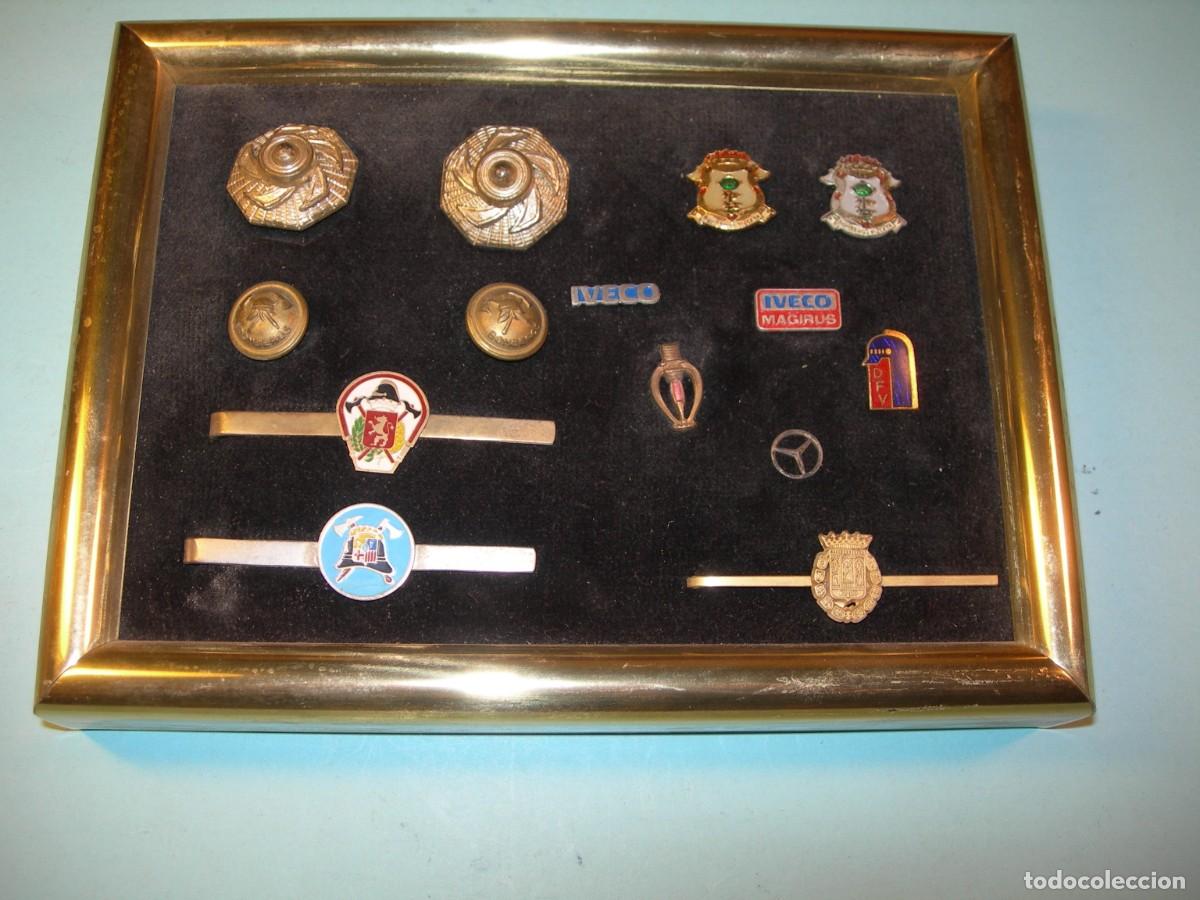 Vintage: CUADRO DE 14 PINES / PISACORBATAS - INSIGNIAS INSTITUCIONALES / BOTONES MET&Aacute;LICOS BOMBEROS