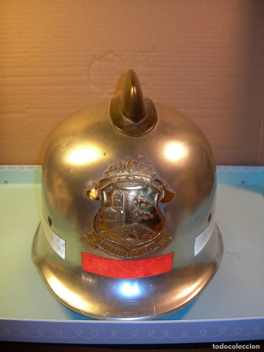 Vintage: CASCO DE BOMBEROS DE METAL CON CRESTA / CUERPO DE BOMBEROS DE BILBAO