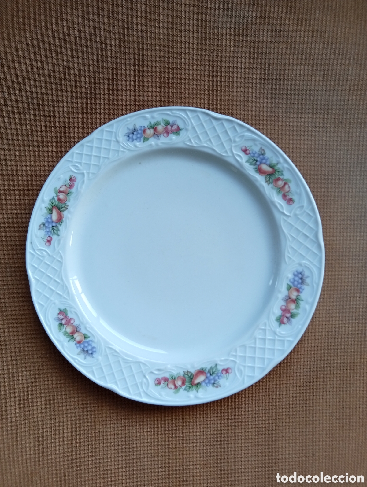 Vintage: Gran plato llano de servir 30 cm - Porcelana Augusta Frutas. Made in Spain. Con relieve.