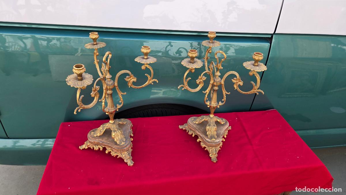 Vintage: 2 candelabros de bronce dorado